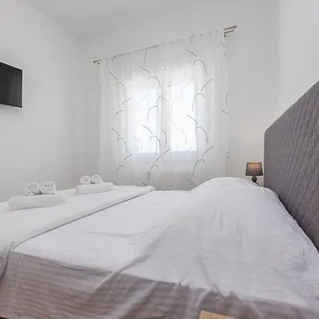 Holiday home Beautiful In With Kitchen Zadar