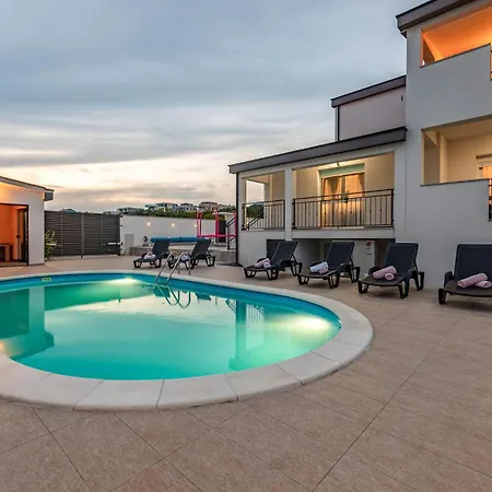 Beautiful In With Kitchen Holiday home